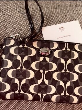 NWT Coach Peyton Signature Dream C Small Wristlet (Style #F50523)